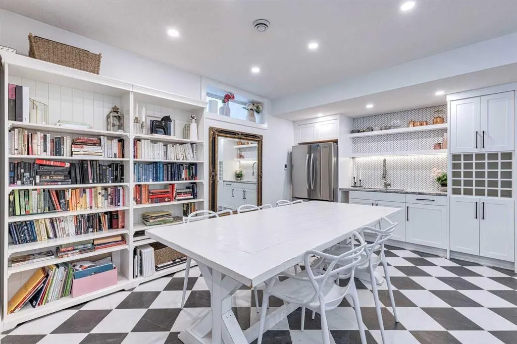 41 Strathlea Court SW
