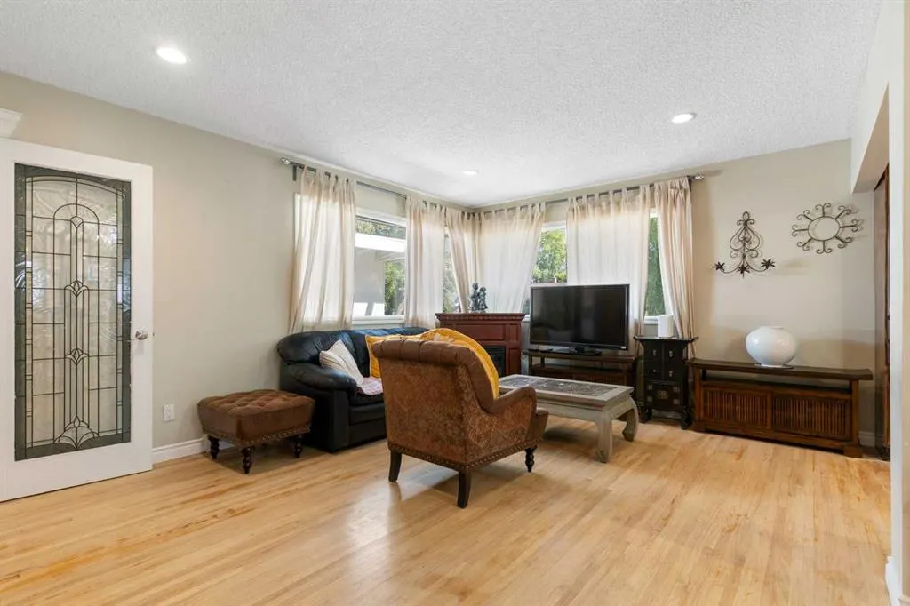 87 Hillgrove Drive SW