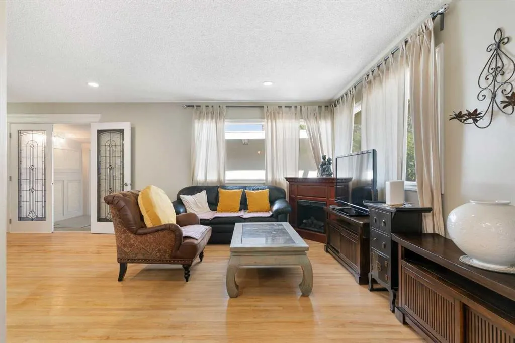 87 Hillgrove Drive SW