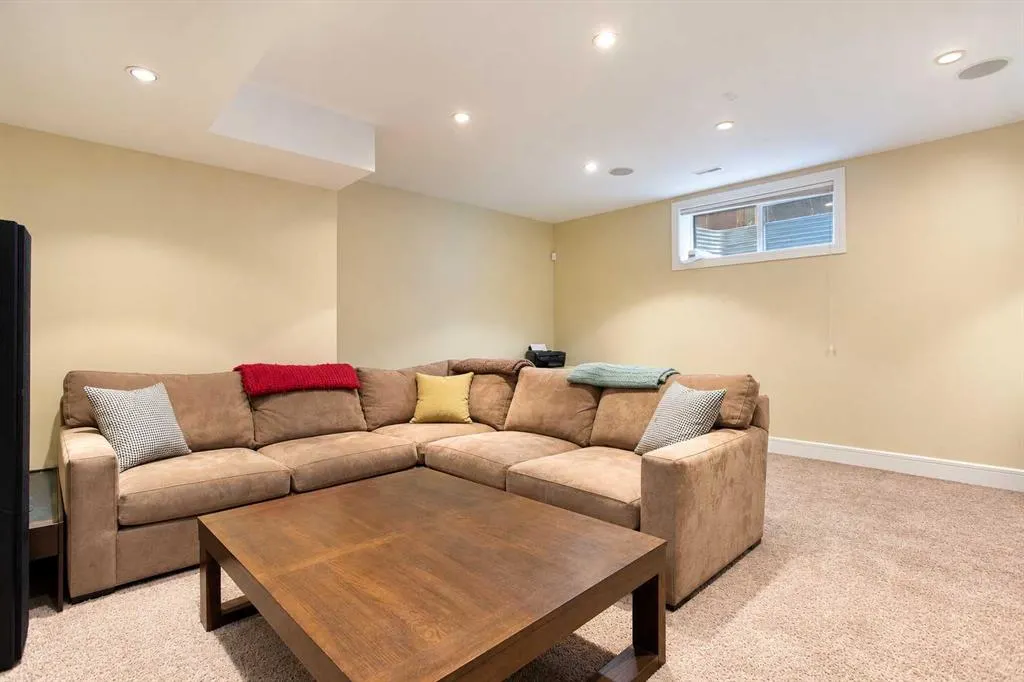 2134 3 Avenue NW