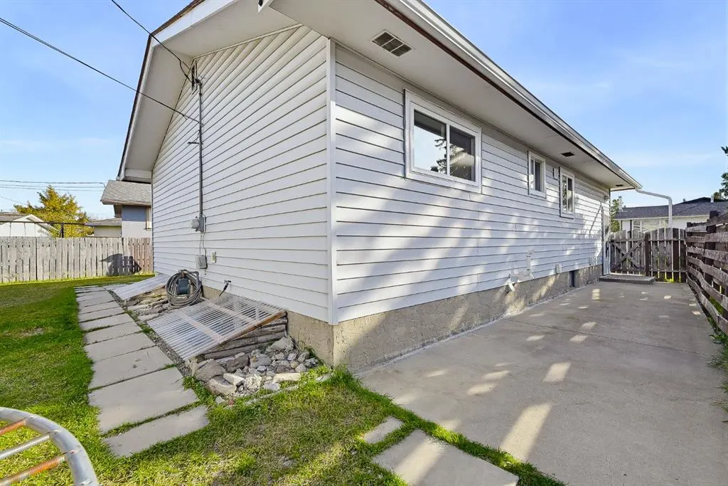1303 Penedo Crescent SE