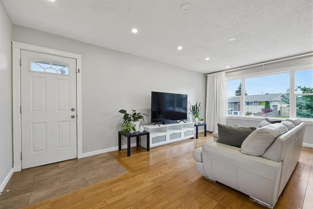 1303 Penedo Crescent SE