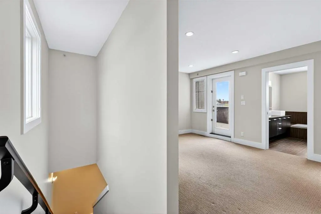 1717 27 Avenue SW #10