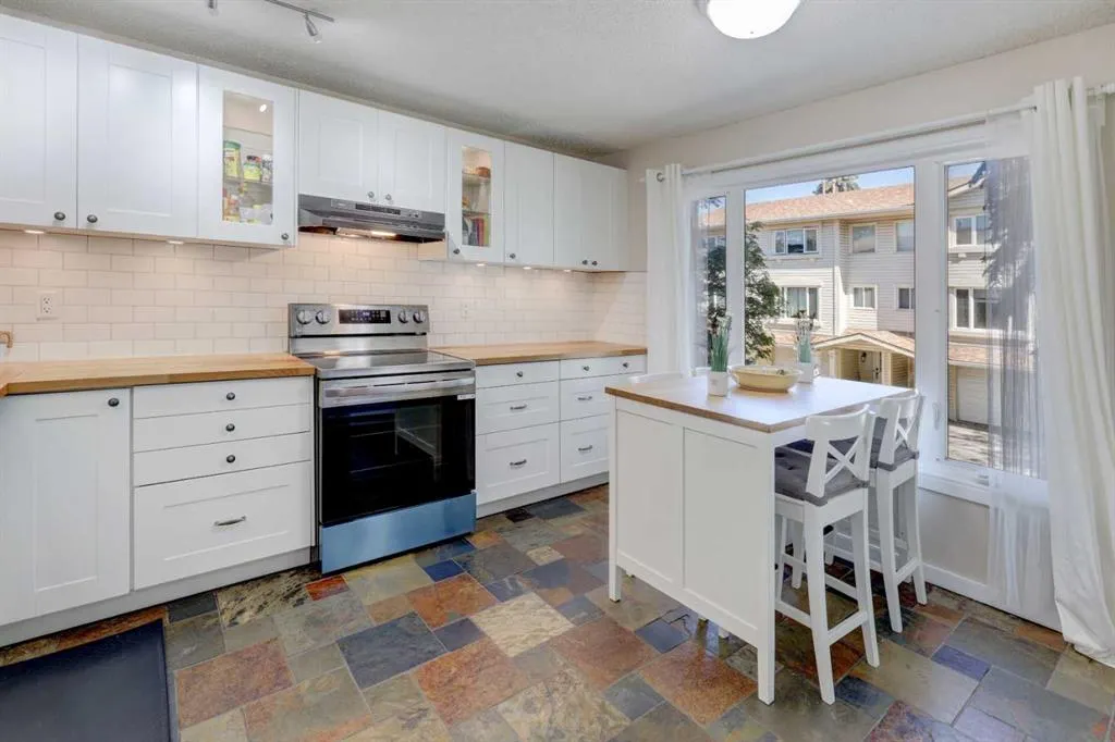 738 Queenston Terrace SE