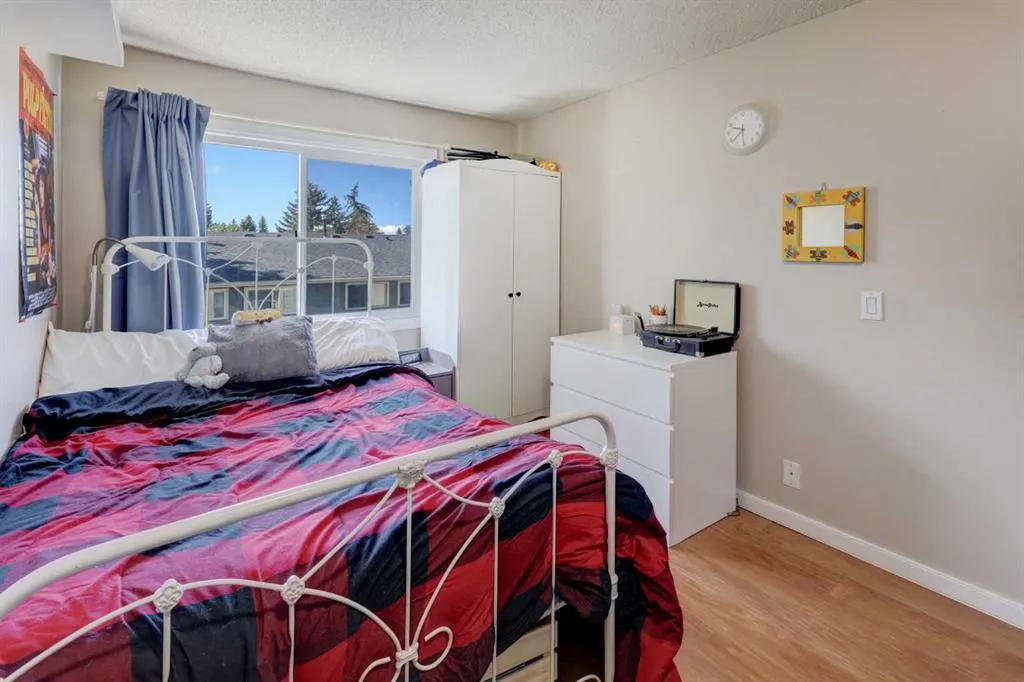 738 Queenston Terrace SE