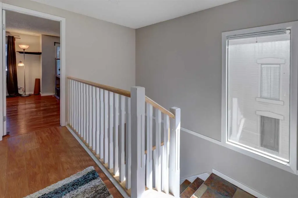 738 Queenston Terrace SE