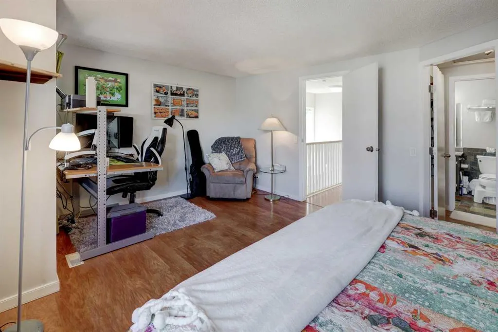 738 Queenston Terrace SE