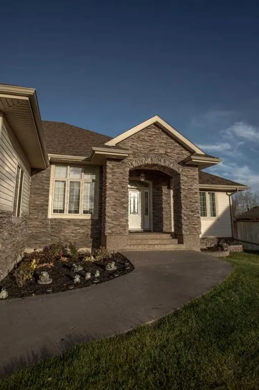 9 Chinook Crescent