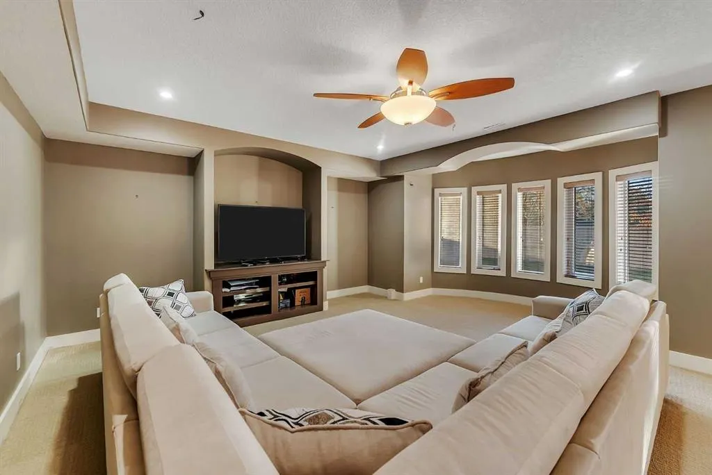 220 East Lakeview Place