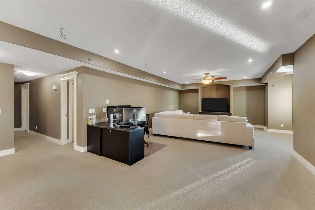 220 East Lakeview Place