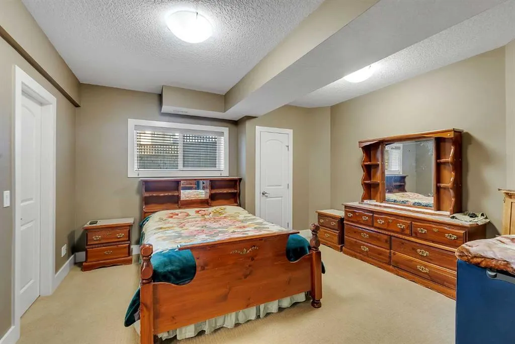 220 East Lakeview Place