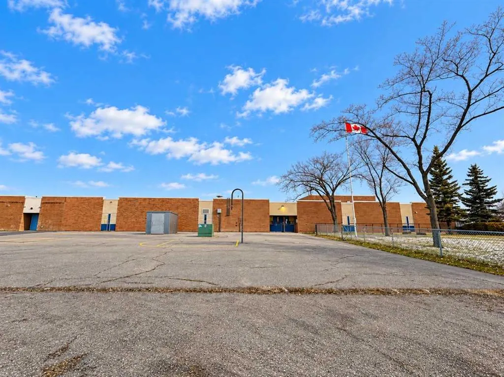 251 Pensville Close SE