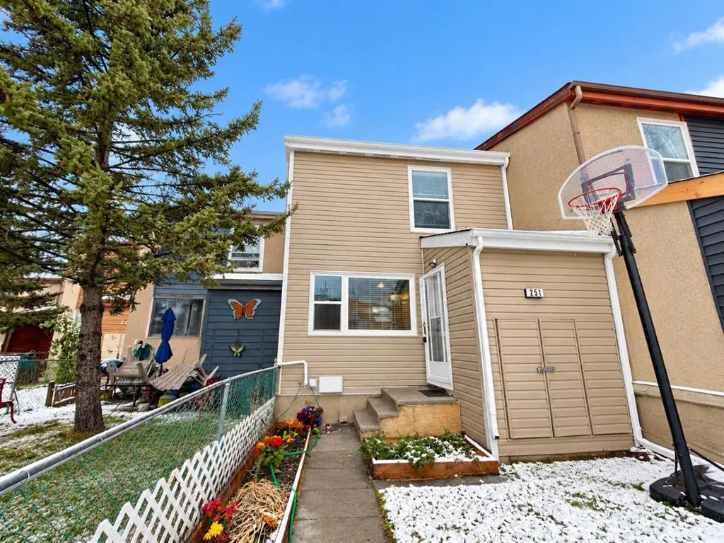251 Pensville Close SE