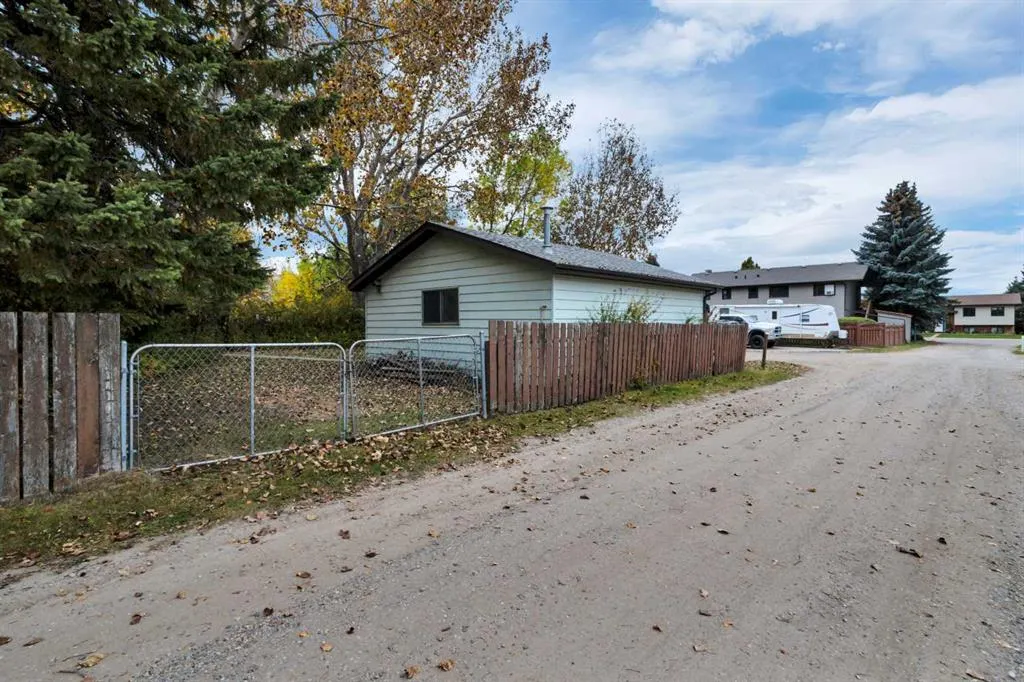 5724 57 Street Close