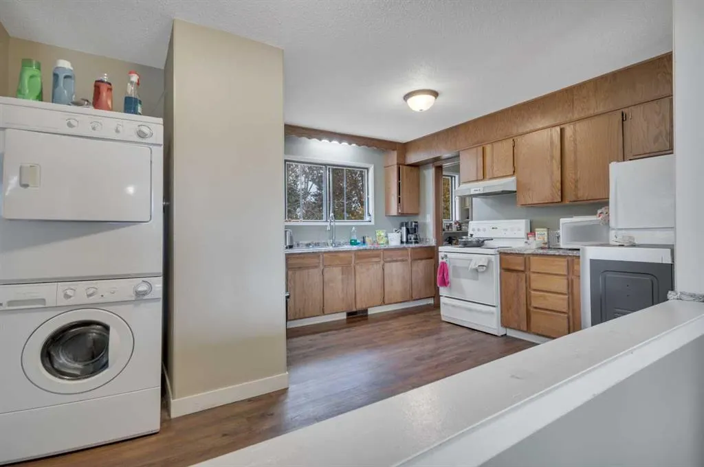 5724 57 Street Close