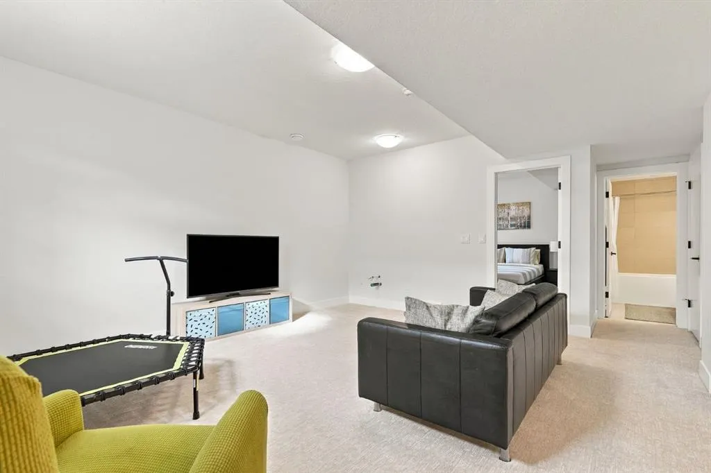 24 Yorkville Terrace SW