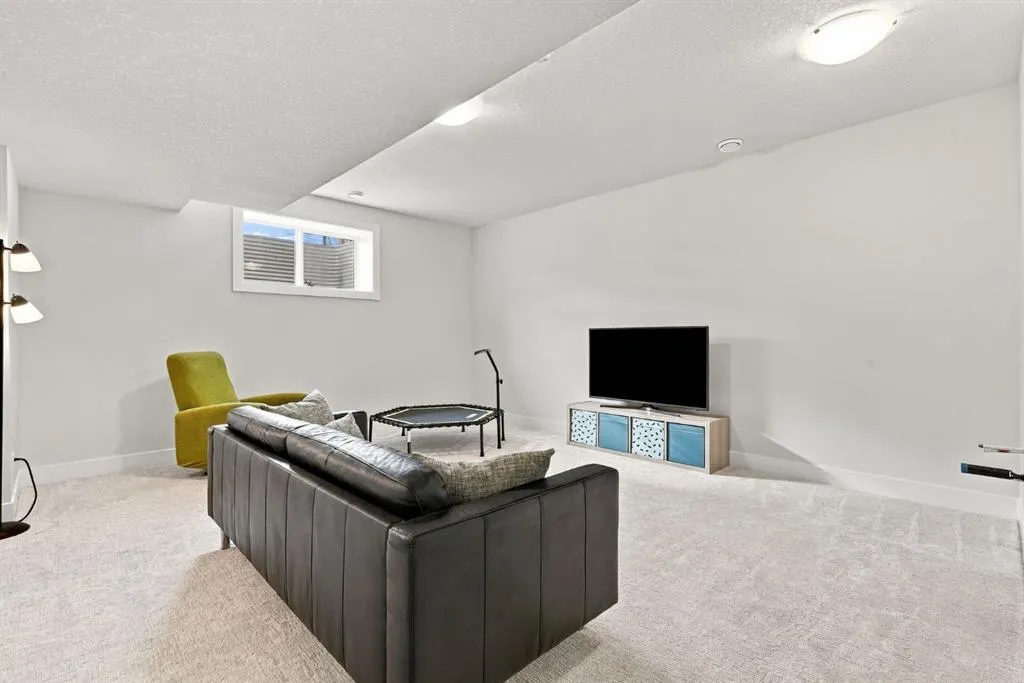 24 Yorkville Terrace SW