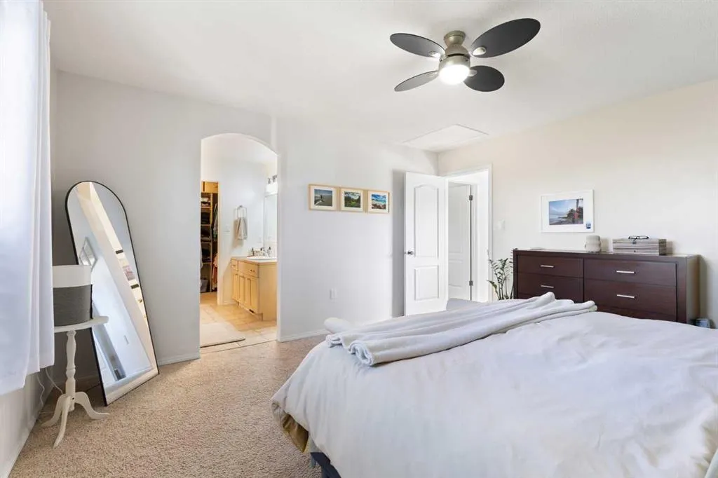 54 Vista Close SE