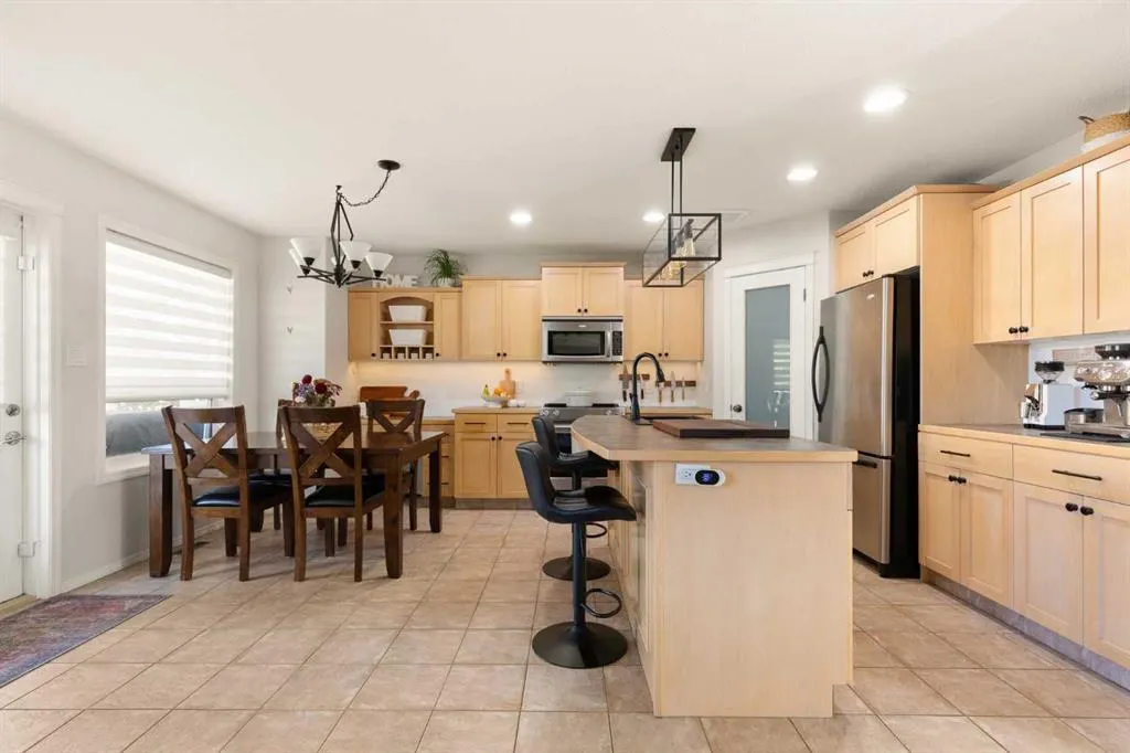 54 Vista Close SE