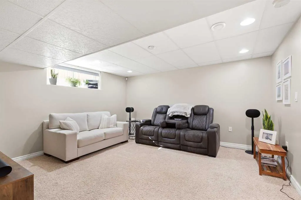54 Vista Close SE