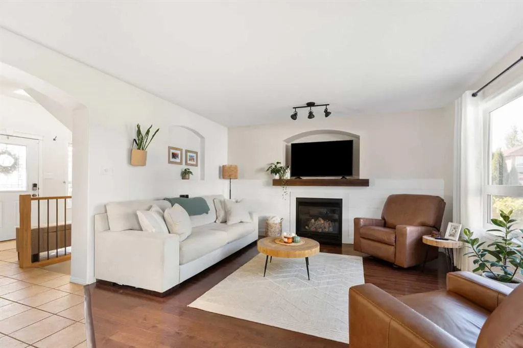 54 Vista Close SE
