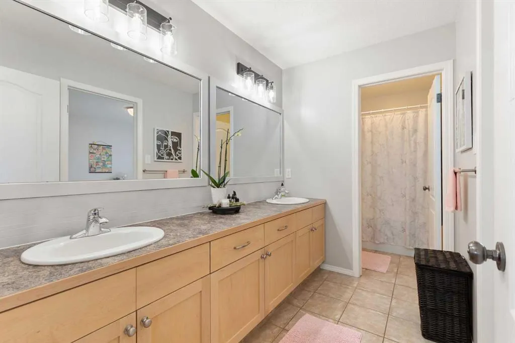 54 Vista Close SE