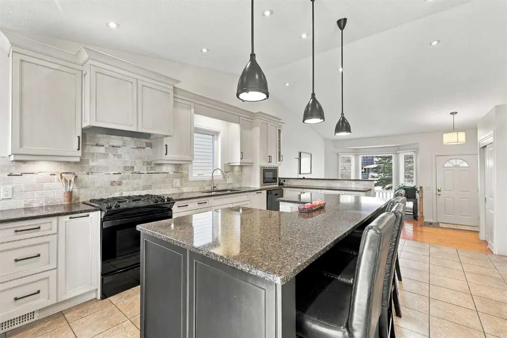 95 Macewan Ridge Close NW