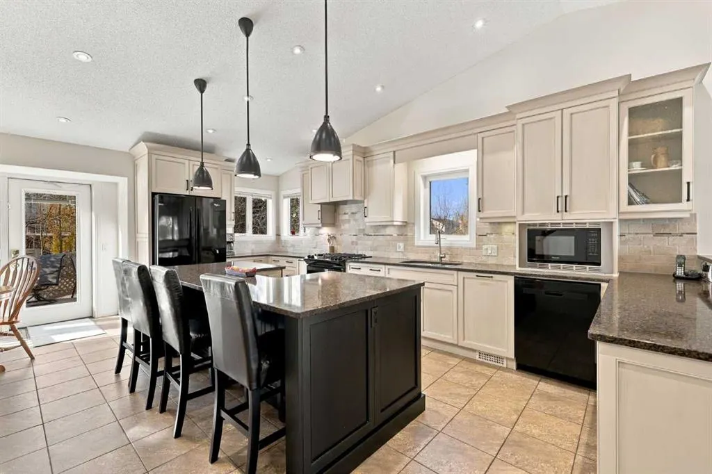 95 Macewan Ridge Close NW