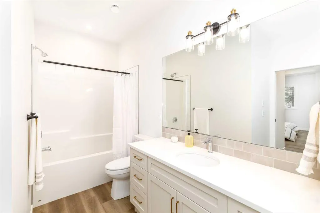 5463 55 Avenue #4