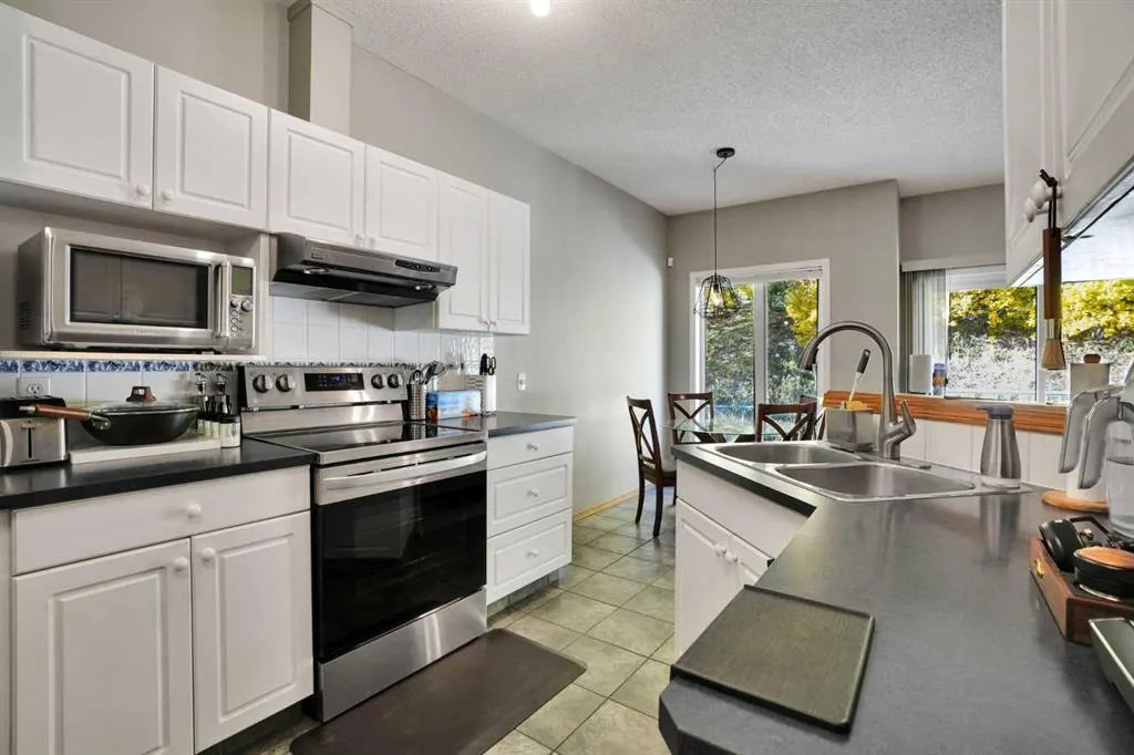 145 Hamptons Link NW