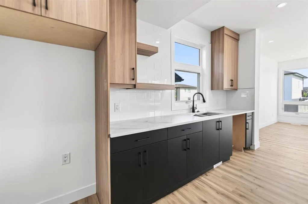 33 Thatcher Avenue