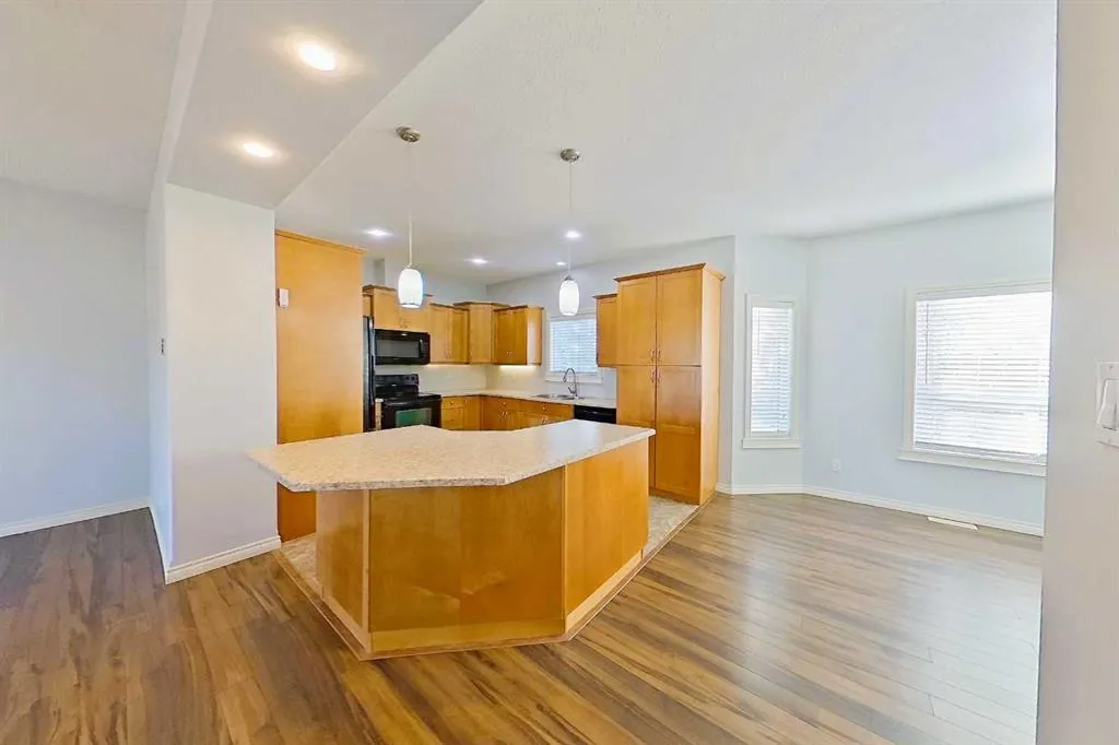 116 6 Avenue NE #106