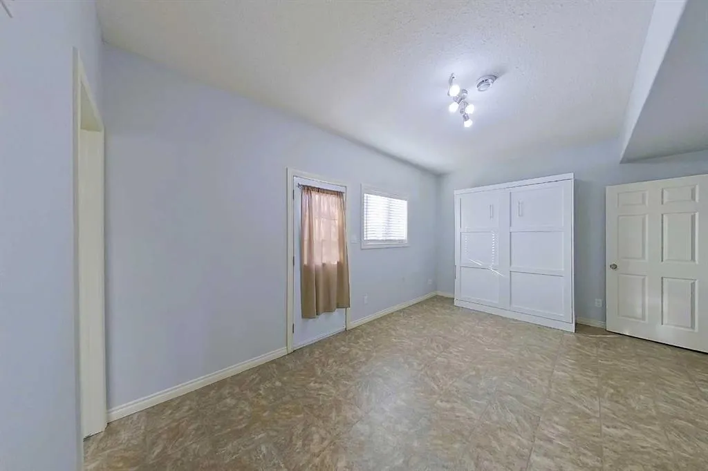 116 6 Avenue NE #106