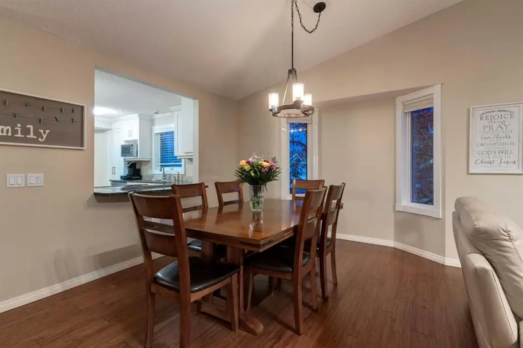 4 ARBOUR CLIFF Court NW