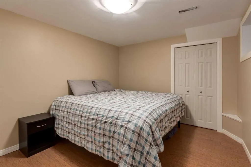 4 ARBOUR CLIFF Court NW