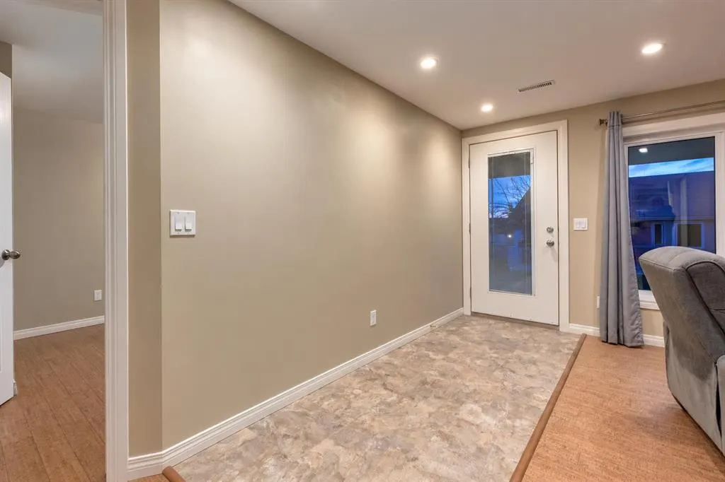 4 ARBOUR CLIFF Court NW