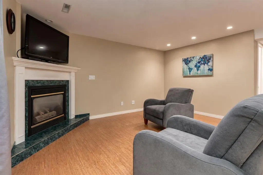 4 ARBOUR CLIFF Court NW