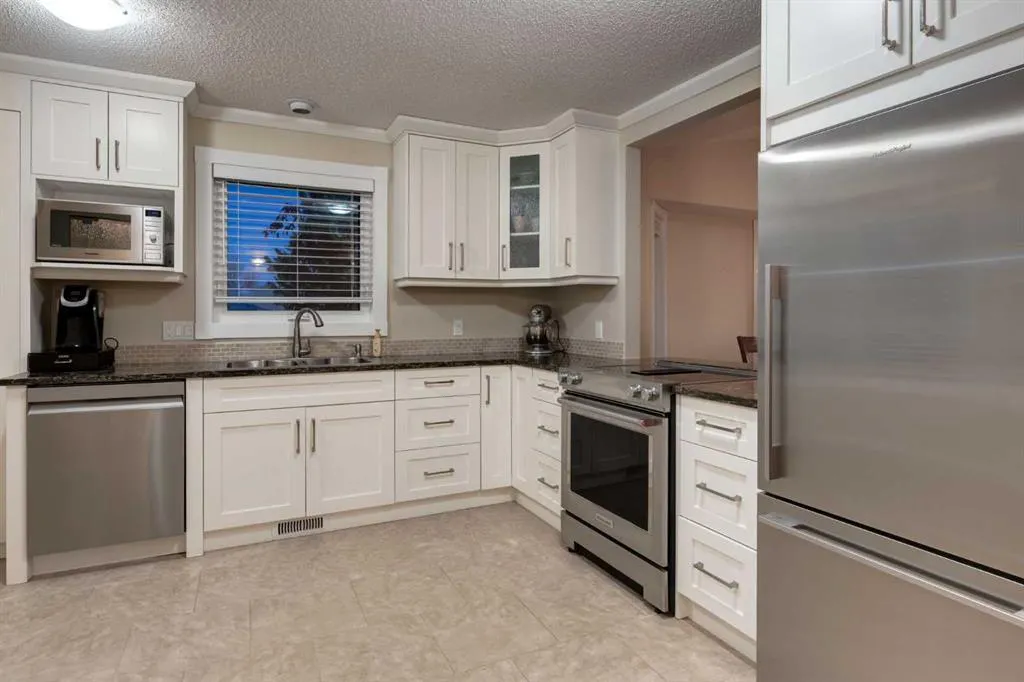 4 ARBOUR CLIFF Court NW