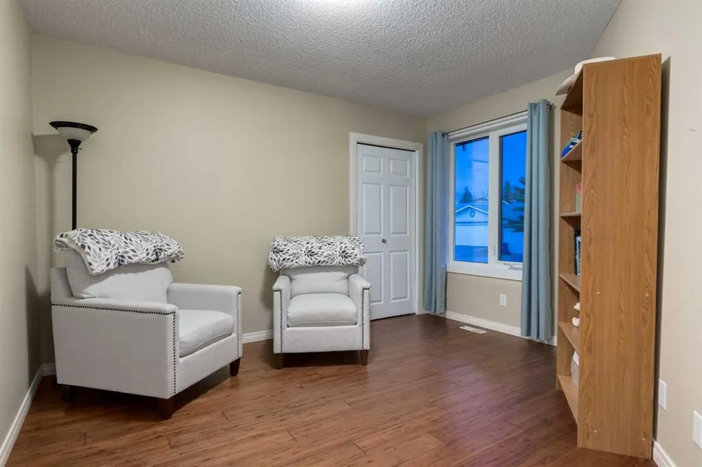 4 ARBOUR CLIFF Court NW