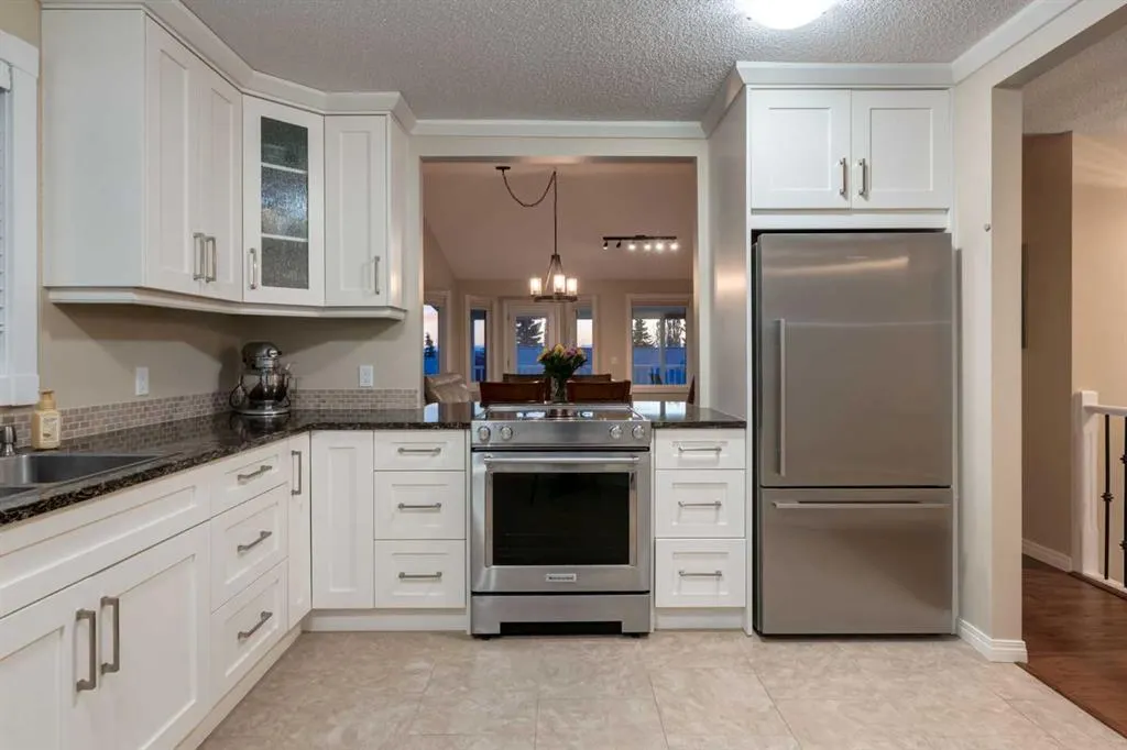 4 ARBOUR CLIFF Court NW