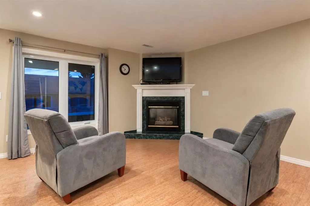 4 ARBOUR CLIFF Court NW