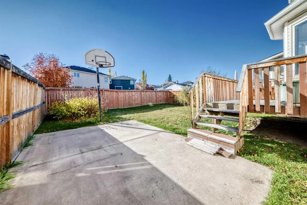 66 Harvest Oak Crescent NE