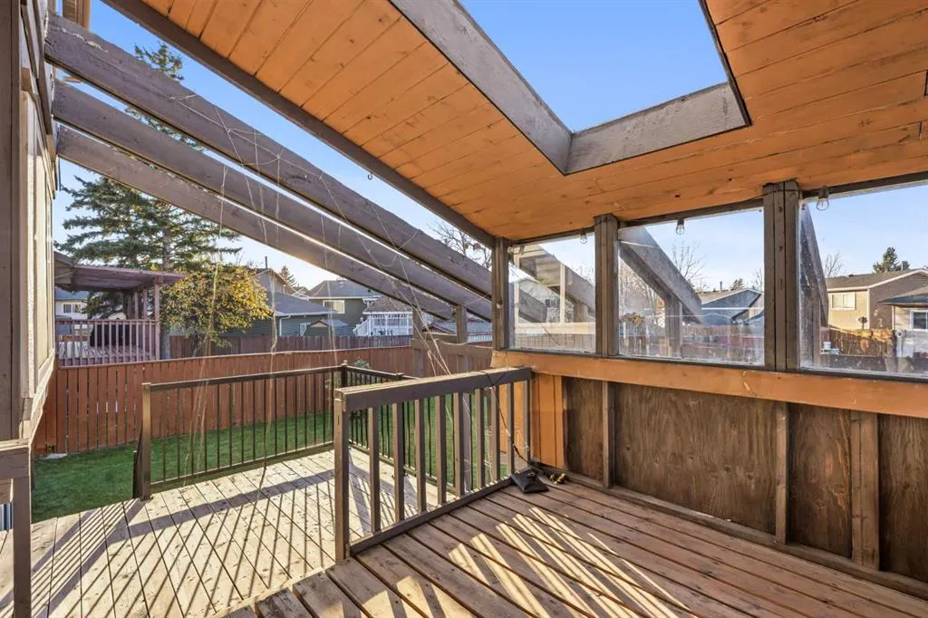 32 Castleglen Court NE