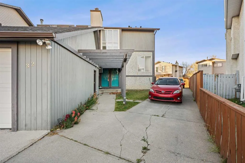 32 Castleglen Court NE
