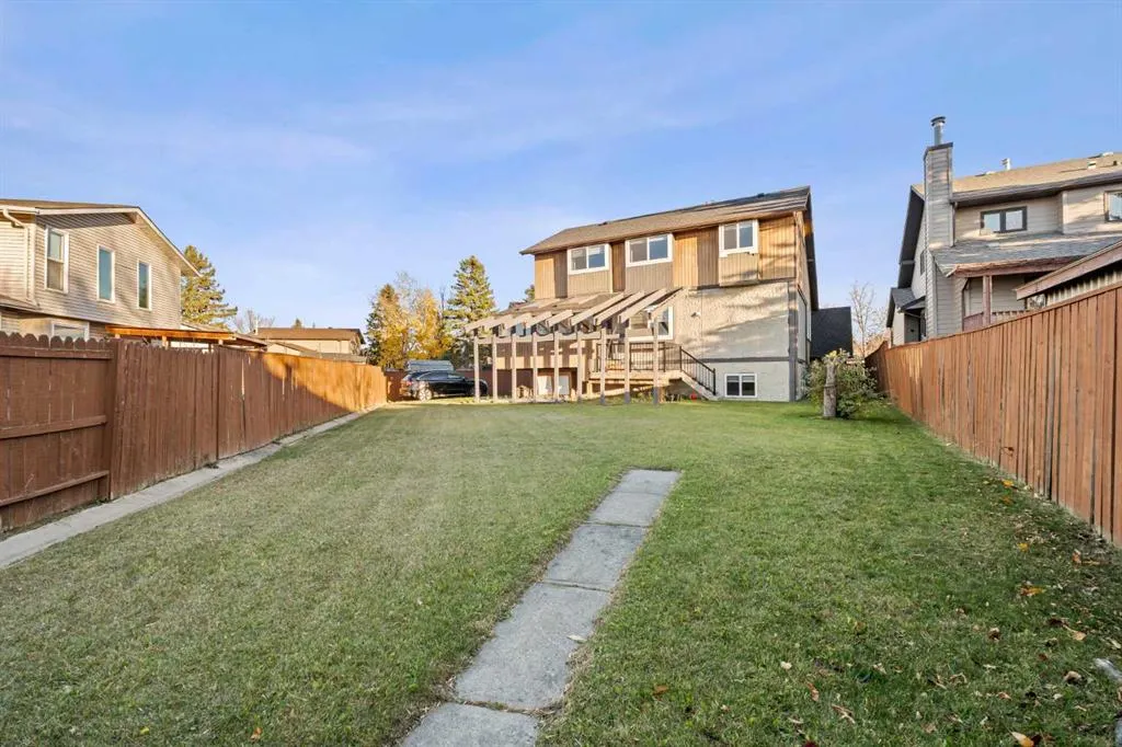 32 Castleglen Court NE