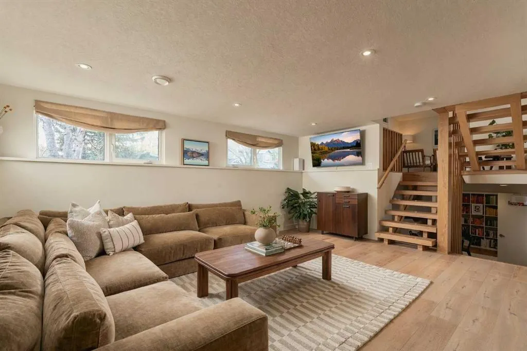 2740 Lionel Crescent SW