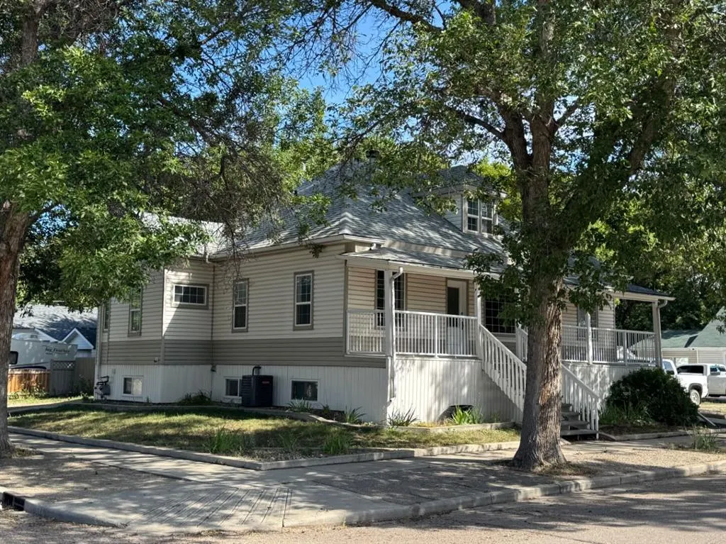 804 8 Street SE