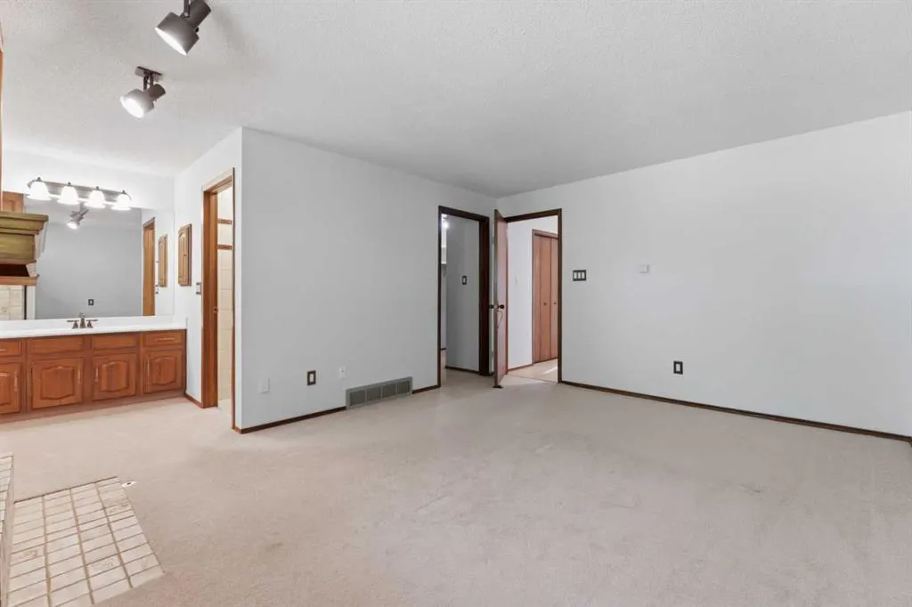 860 Midridge Drive SE #821