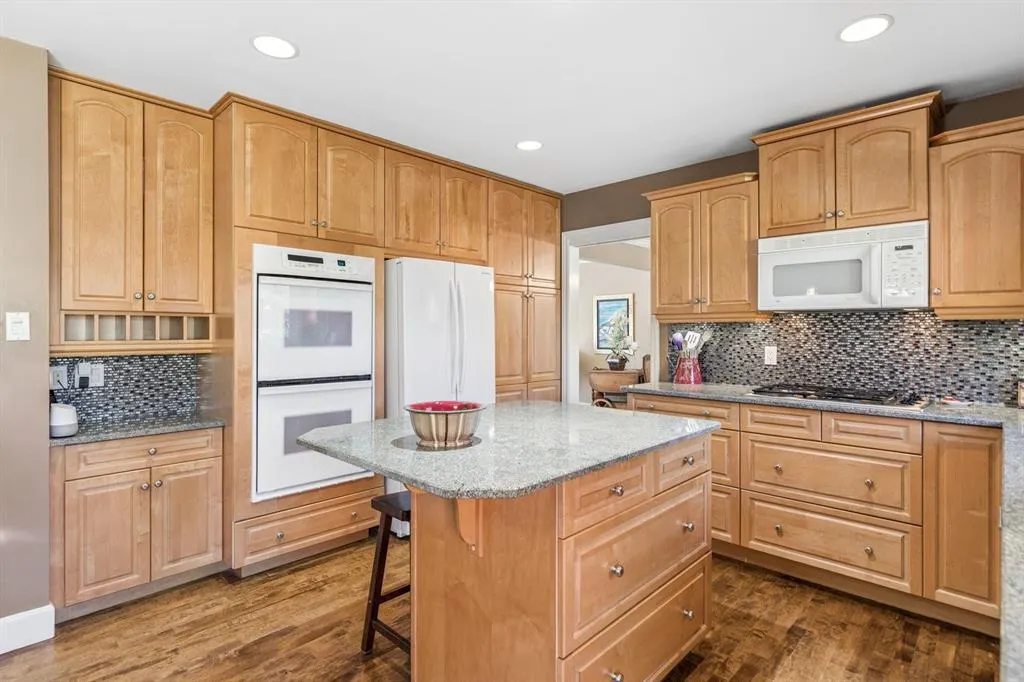 1228 Kerwood Crescent SW