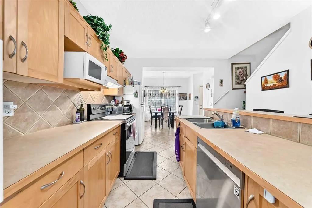 227 Bridlewood View SW